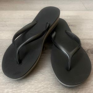 Havaianas Low Platform Flip Flops - Size 8 - Black & Gray